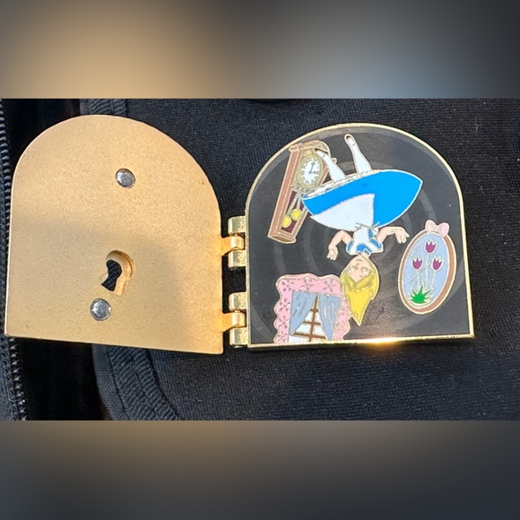 RARE Disney Keyhole Pin - Alice Through The Keyhole! Only 1,000 made! - Picture 2 of 2